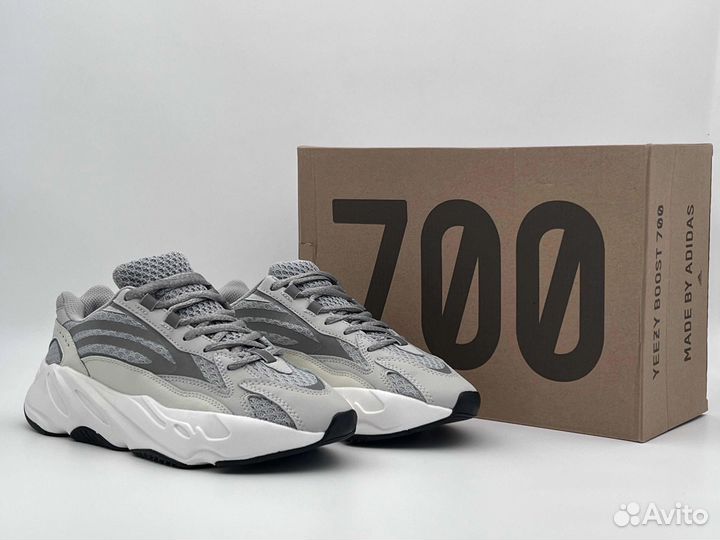 Кроссовки женские Adidas Yeezy Boost 700