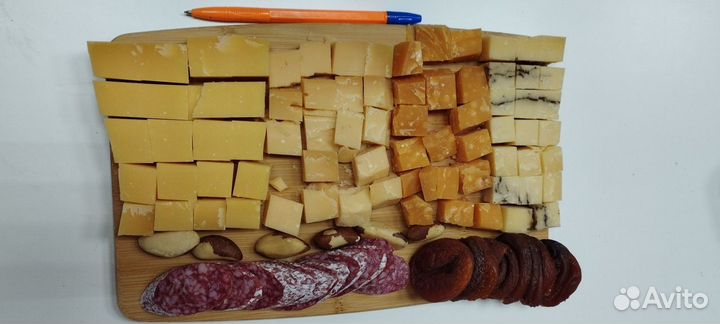 Подарочный набор сыра и деликатесов для Любимых