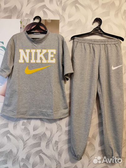 Спортивный женский костюм