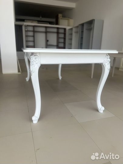 Стол и стулья