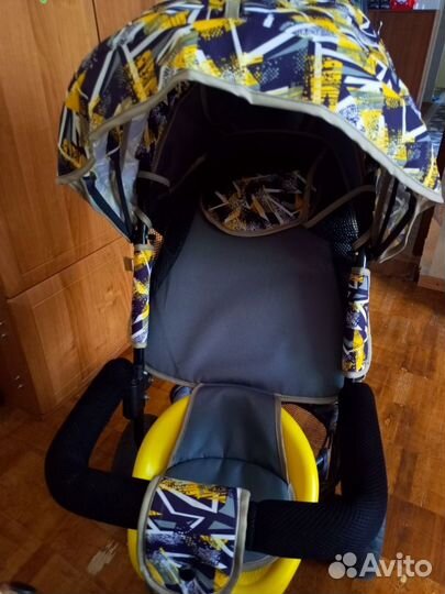 Детский трехколесный велосипед с ручкой