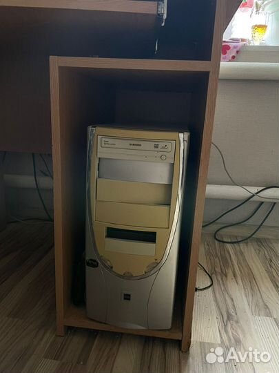 Компьютерный стол