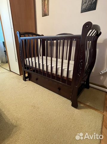 Детская кроватка с маятником и ящиком