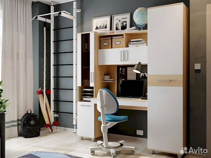 Рабочая зона со шкафом у окна