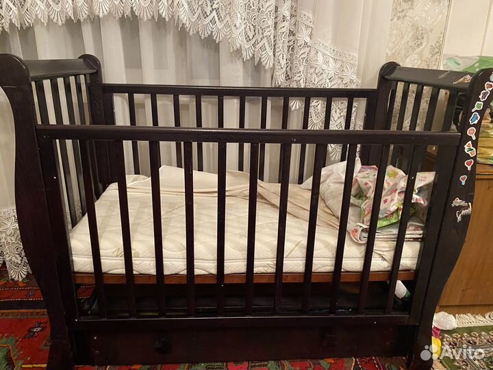 Детская кроватка с маятником