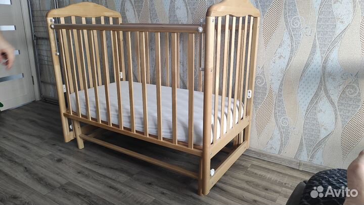 Кроватка для новорожденных с маятником