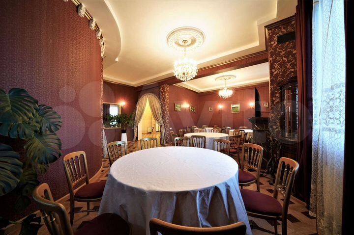 Дом 695 м² на участке 32 сот.