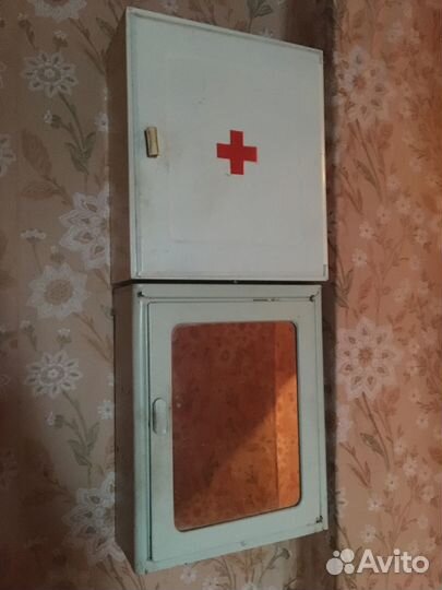 Аптечки настенные, гирьки, дорожный набор СССР