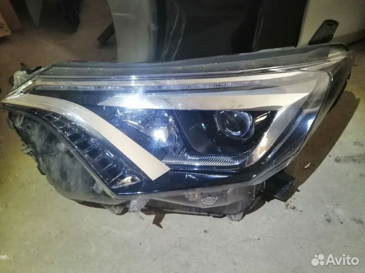 Фара передняя левая Toyota Rav4 CA40 2015