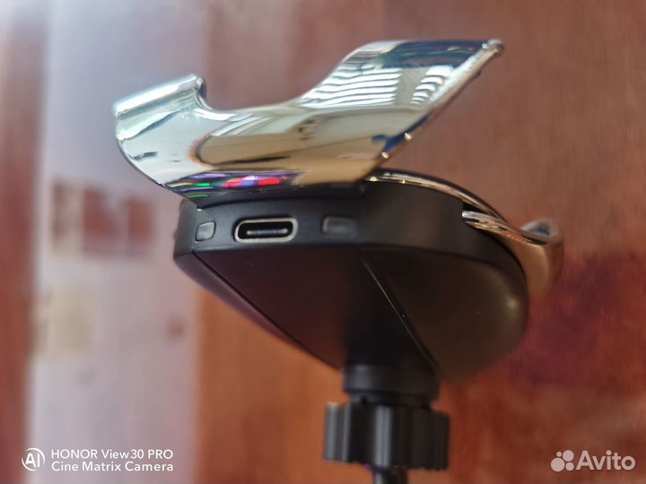 Сенсорная беспроводная зарядка в авто