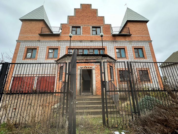 Коттедж 608,1 м² на участке 21,8 сот.