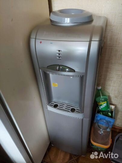 Кулер для воды напольный