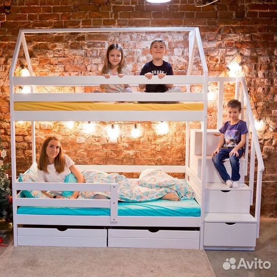 Двухъярусная кровать с лестницей комодом
