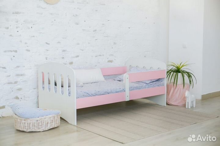 Кроватка с бортом из ламинированного дсп детская с