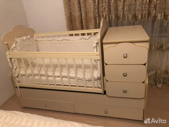 Стул для кормления,и детская кровать, оба по 10 к