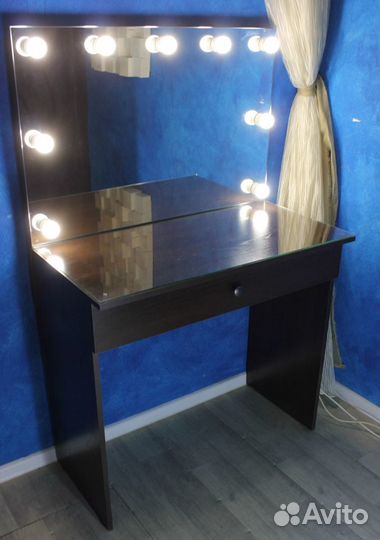 Зеркало с подсветкой и столиком для дома