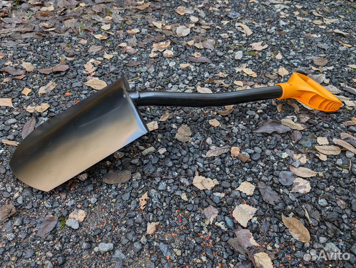 Штыковая укороченная лопата Fiskars SolidTM