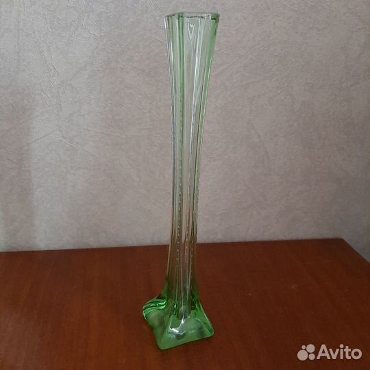 Ваза стеклянная для одного цветка