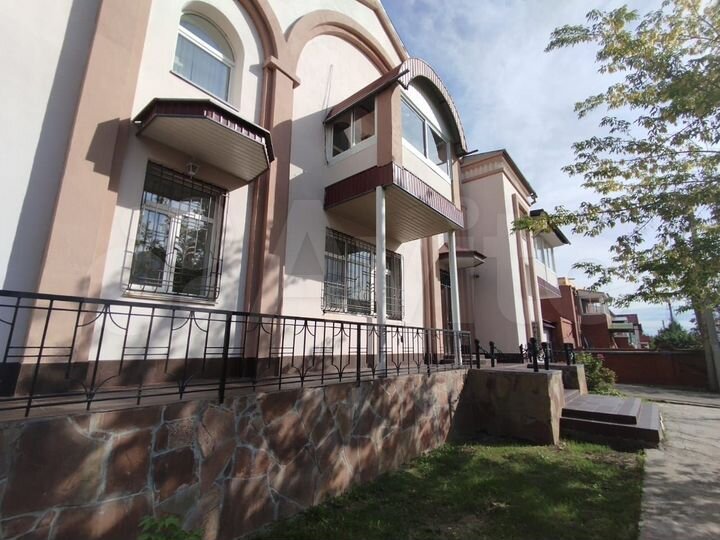 Дом 647 м² на участке 12 сот.