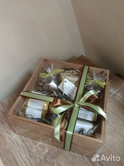 Подарочный бокс с чаем/кофе и сладостями