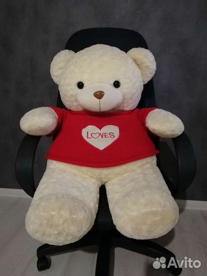 Большой плюшевый медведь