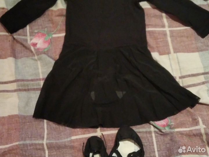 Спортивный купальник и чешки для танцев