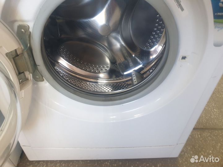 Стиральная машина Indesit 4кг/узкая