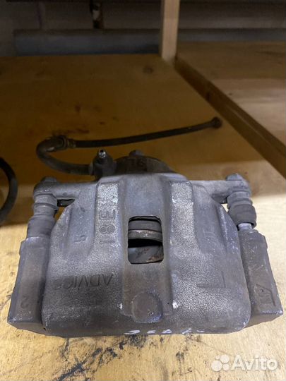 Суппорт передний левый Suzuki Grand Vitara