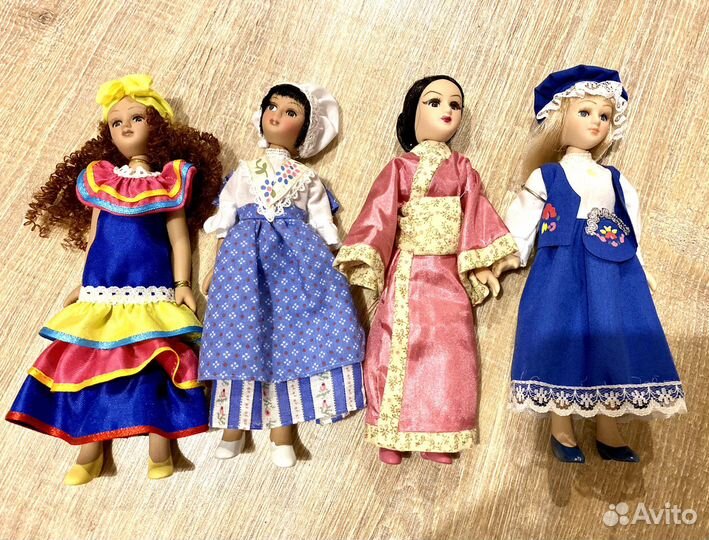 Фарфоровые куклы в национальных костюмах