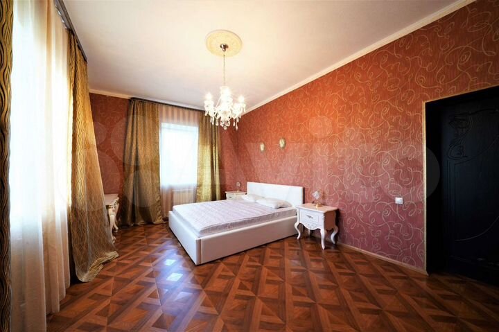 Дом 695 м² на участке 32 сот.