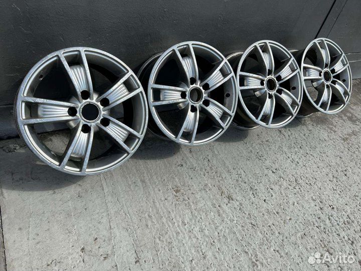 Продам комплект литых дисков R15