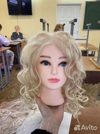 Болванка с натуральными волосами цвета блонд