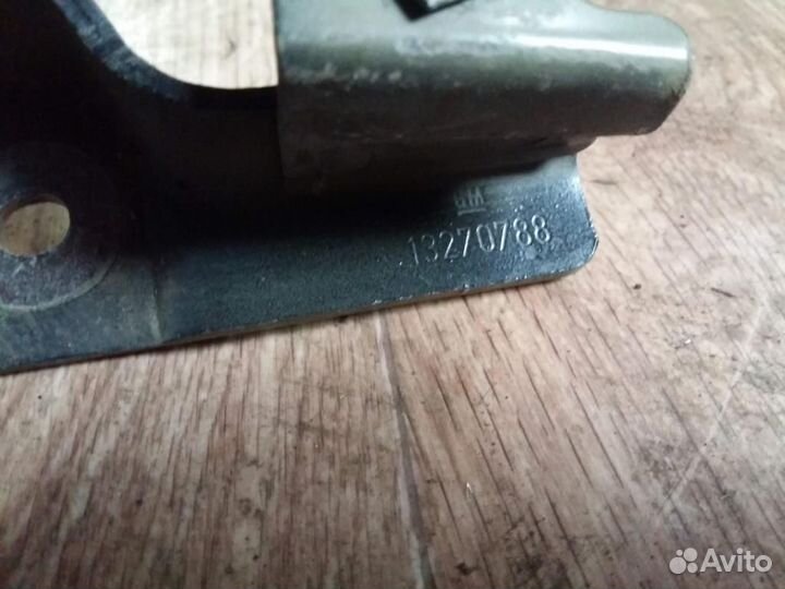 Петля капота правая Opel Astra J 2010-2017