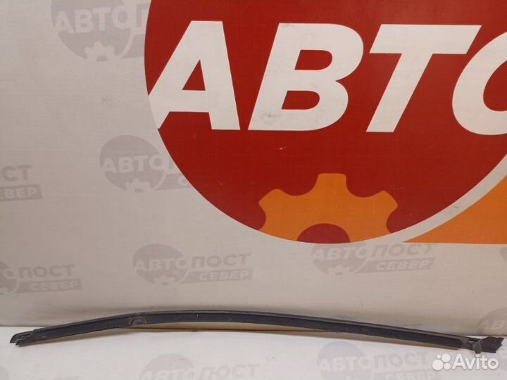 Молдинг стекла задний правый Volkswagen Jetta A6