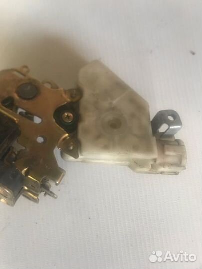 Замок двери передний левый Nissan Cefiro A33