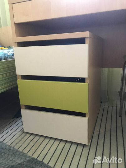 Детская кровать, стеллаж, навесная полка