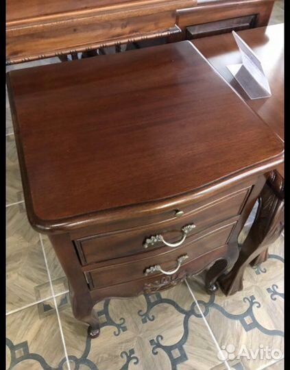 Тумба прикроватная из массива дерева резная