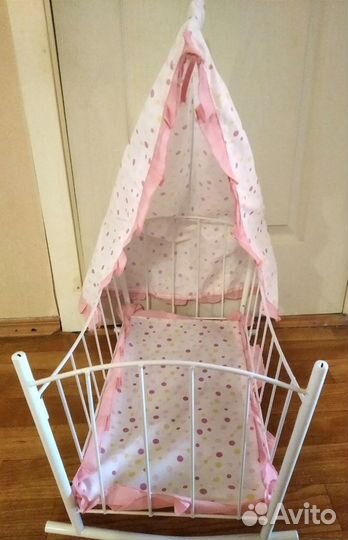 Кроватка для кукол с балдахином
