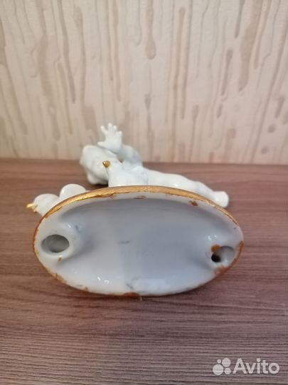 Фарфоровая статуэтка Путти в погоне за цыплятами