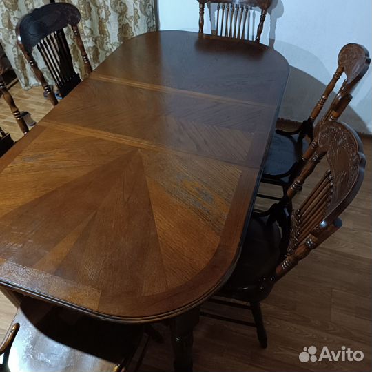 Стол и стулья