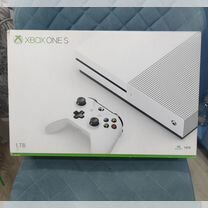 Xbox one s 1tb с геймпадом