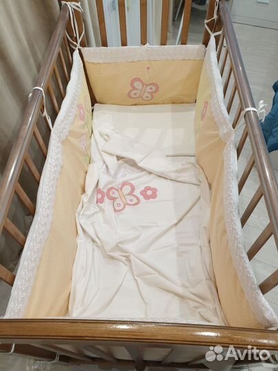 Детская кроватка с маятником