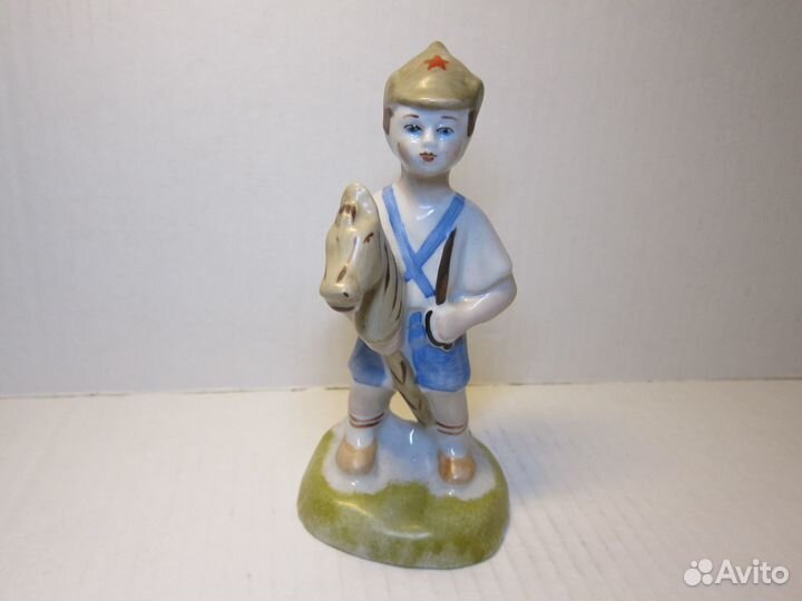 Фарфоровая статуэтка На лошадке