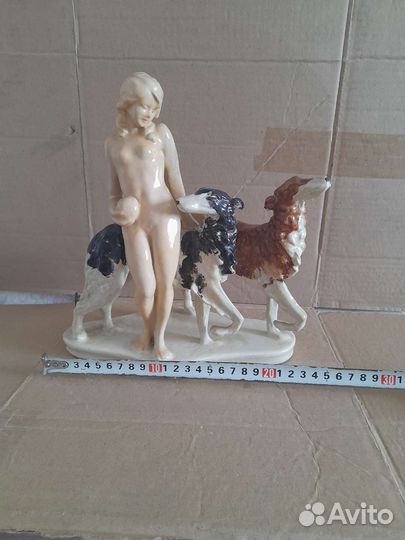Статуэтка фарфоровая 