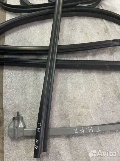 Уплотнитель двери передний правый Toyota Hilux