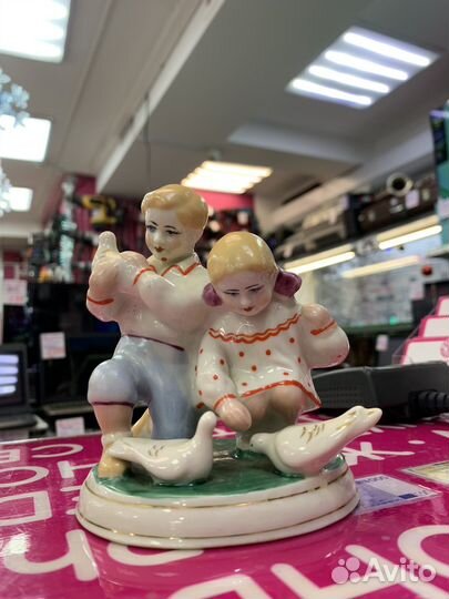 Фарфоровая статуэтка Дети кормят голубей