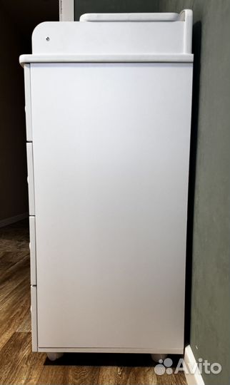 Пеленальный комод белого цвета на колёсиках