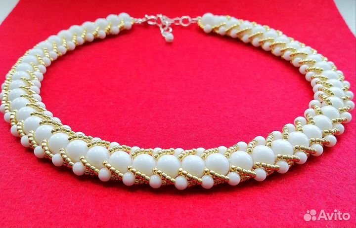 Колье из натурального белого агата и бисера тохо