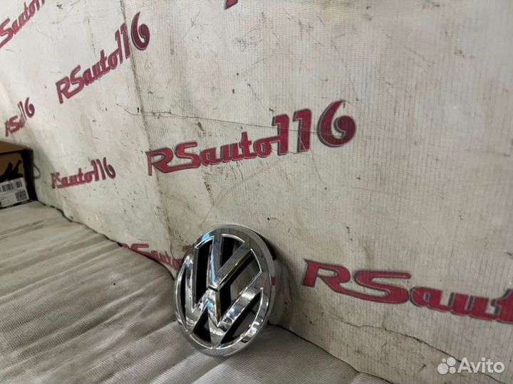 Эмблема решетки радиатора Volkswagen Tiguan 1