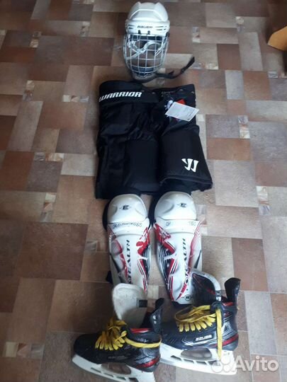 Хоккейная форма шлем, коньки, шорты